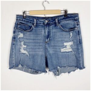 Judy Blue Eyelet Patch Mid-Rise Distressed
Shorts Light Wash Size 2XL